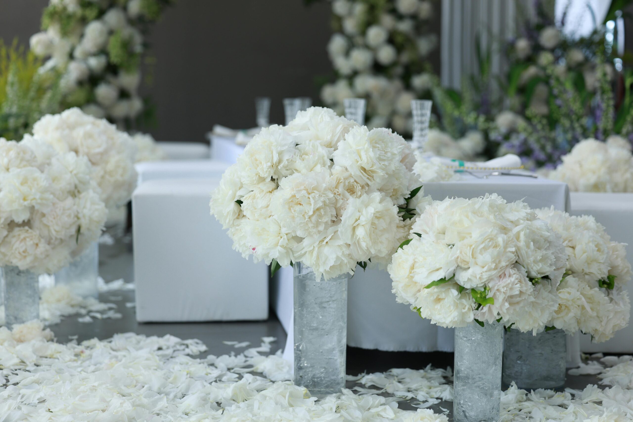 Sophisticated wedding decoration with white floral arrangements and elegant seating.